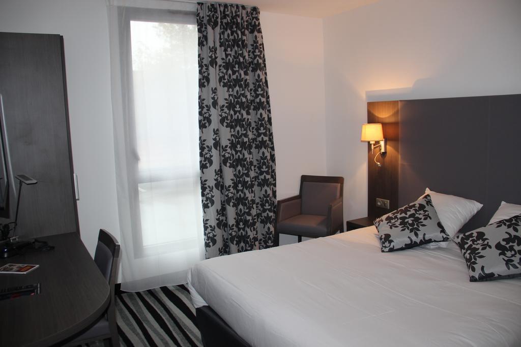 Kyriad Saint Quentin En Yvelines - Montigny Exterior photo