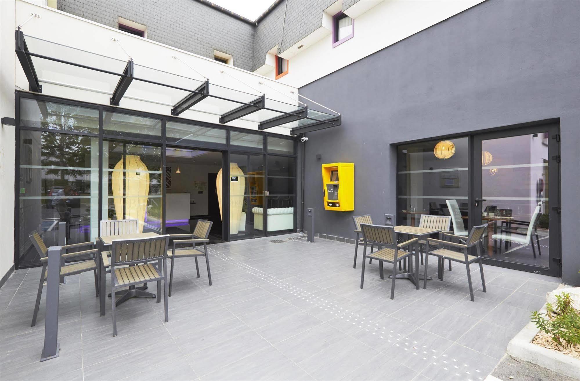 Kyriad Saint Quentin En Yvelines - Montigny Exterior photo